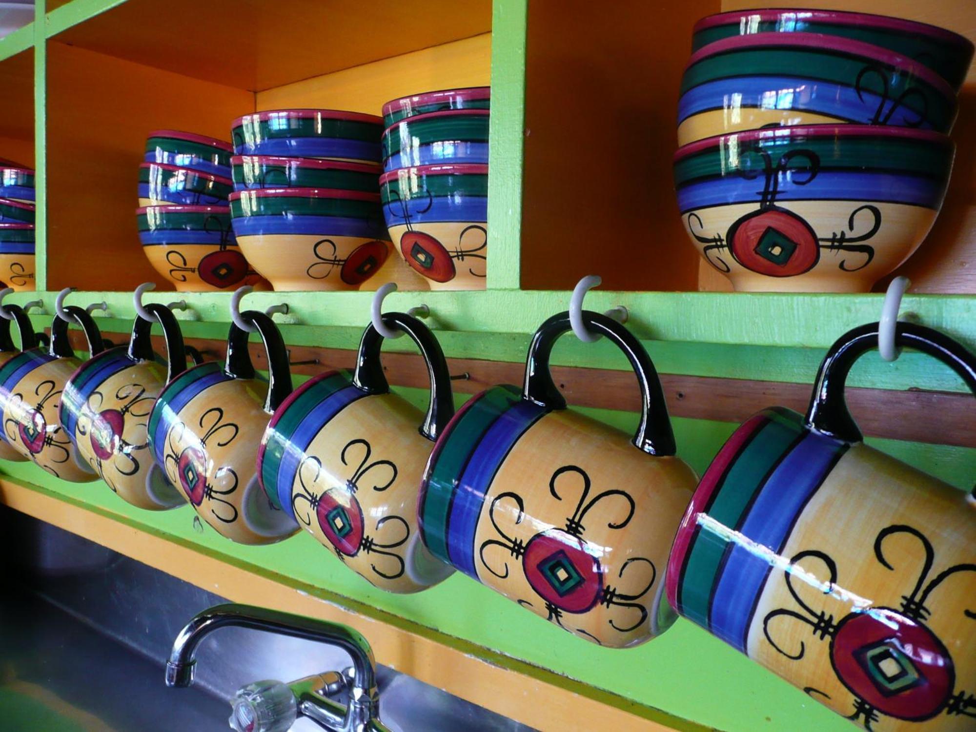 グローバル ビレッジ トラベラーズ ロッジ グレイマウス エクステリア 写真 A typical display of coffee mugs at a Panera Bread