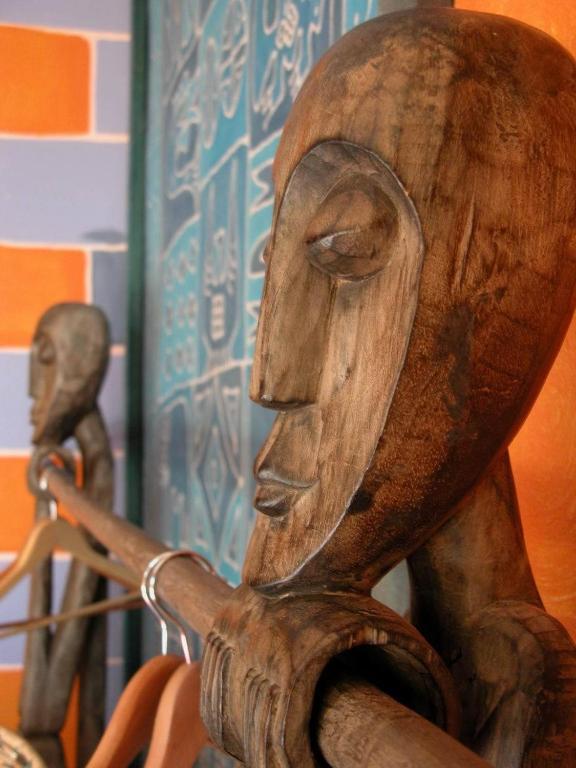グローバル ビレッジ トラベラーズ ロッジ グレイマウス 部屋 写真 African masks