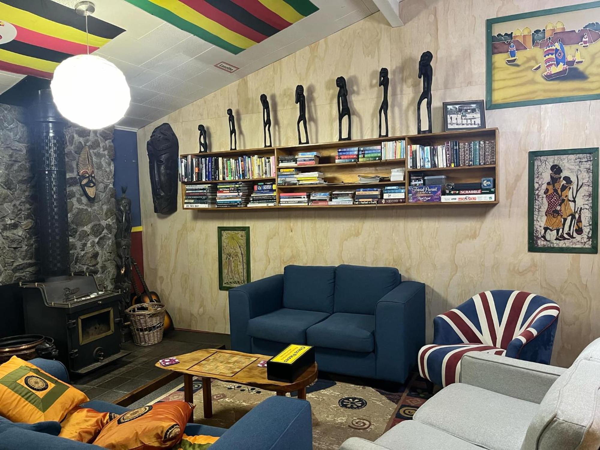 グローバル ビレッジ トラベラーズ ロッジ グレイマウス エクステリア 写真 The living room at the 2014 edition of the World of Wear Shed