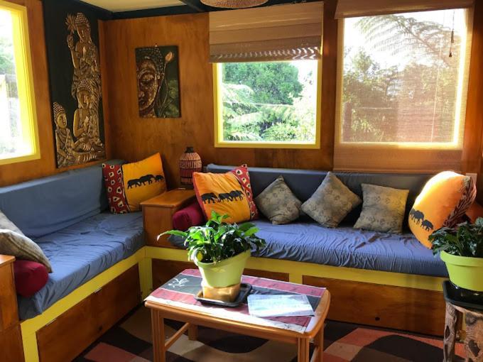 グローバル ビレッジ トラベラーズ ロッジ グレイマウス エクステリア 写真 Interior of the Treehouse