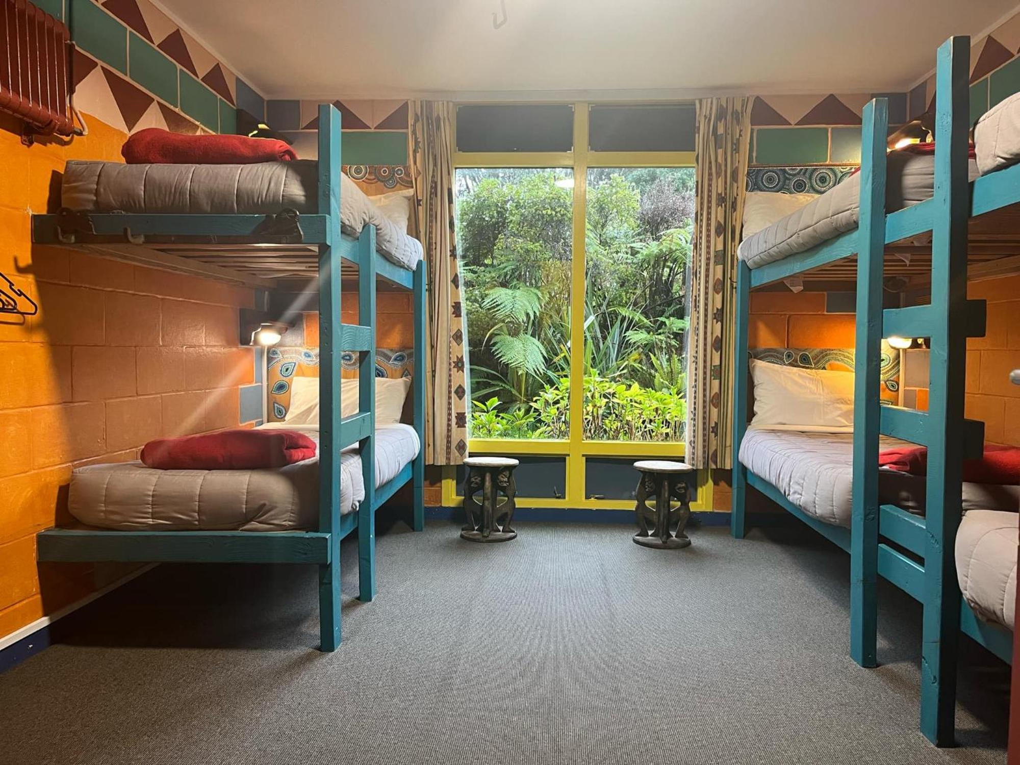 グローバル ビレッジ トラベラーズ ロッジ グレイマウス エクステリア 写真 A typical dorm room at a hostel
