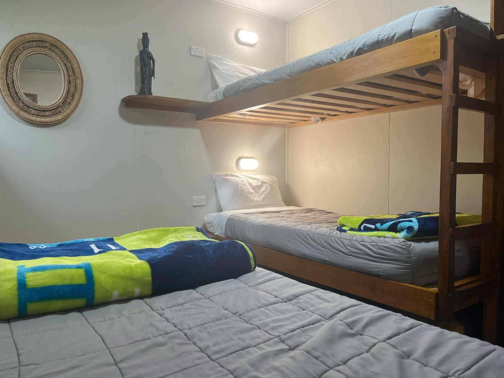 グローバル ビレッジ トラベラーズ ロッジ グレイマウス エクステリア 写真 A bunk bed with a double bed underneath