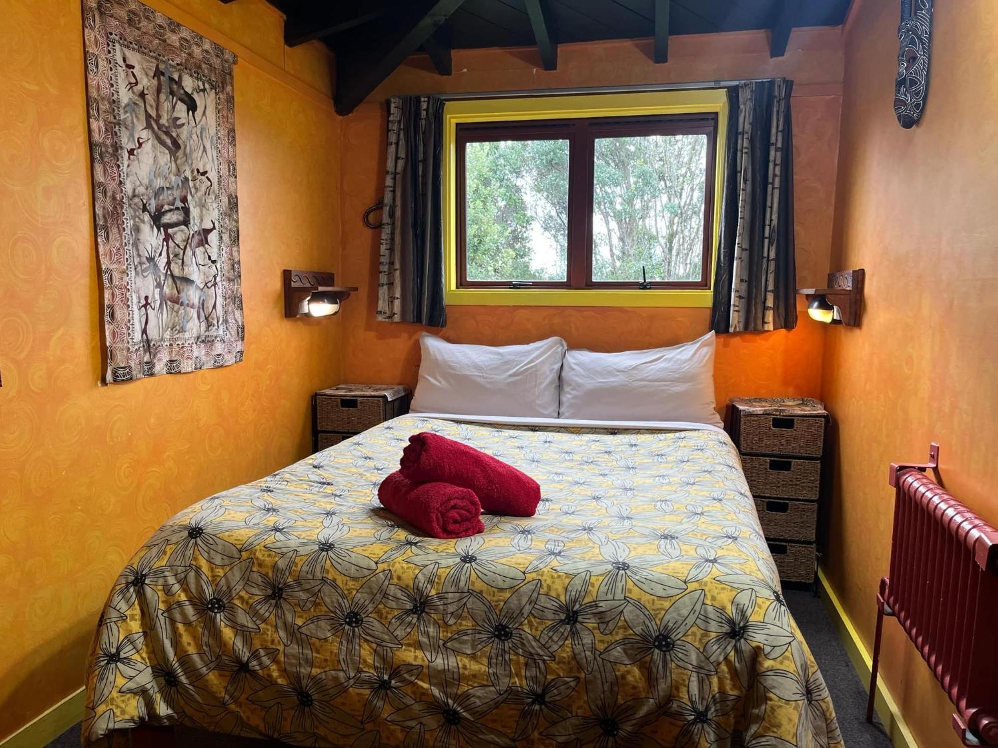 グローバル ビレッジ トラベラーズ ロッジ グレイマウス エクステリア 写真 The bedroom of the Treehouse