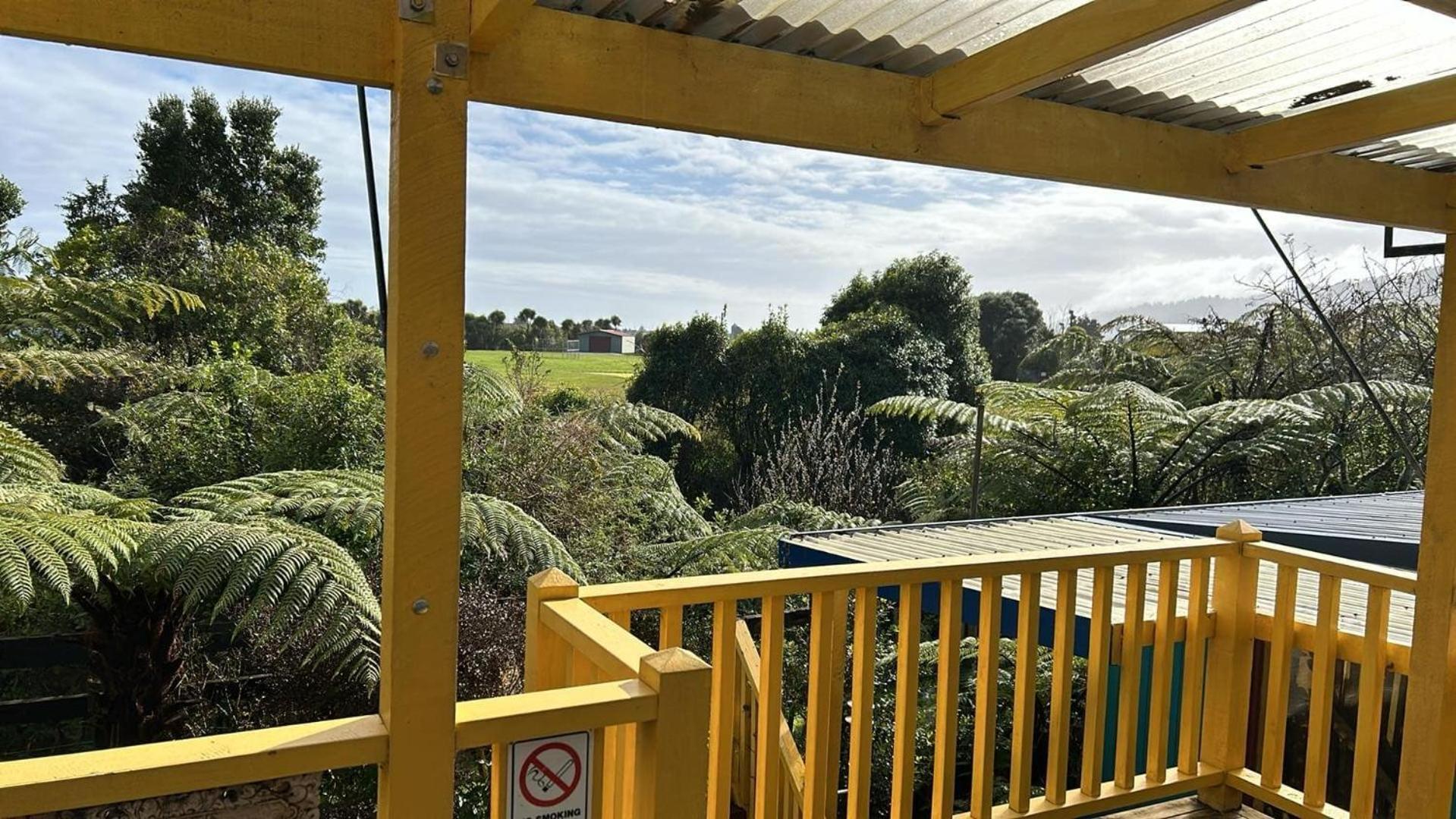 グローバル ビレッジ トラベラーズ ロッジ グレイマウス エクステリア 写真 The view from the lookout at the top of the lift