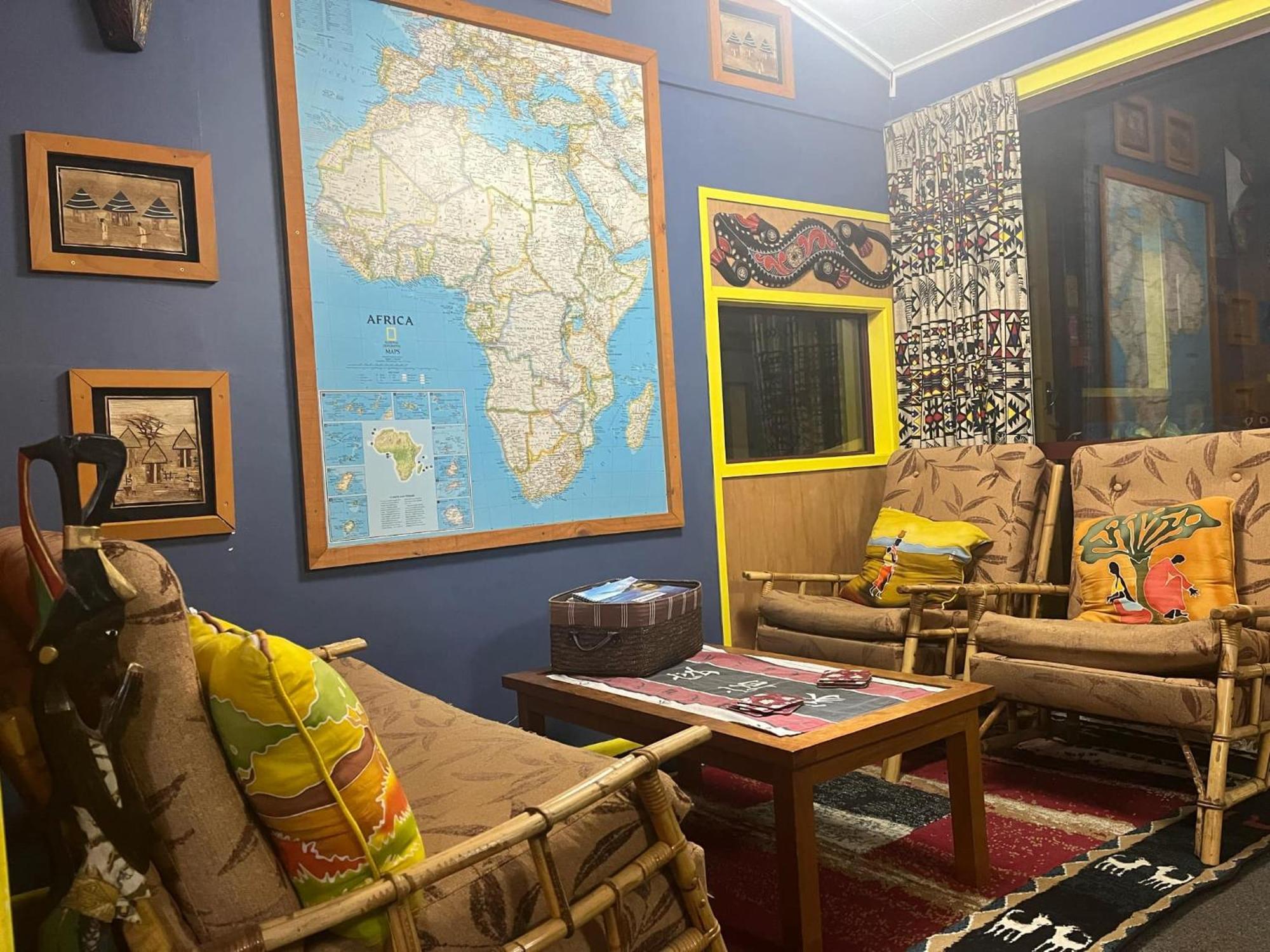 グローバル ビレッジ トラベラーズ ロッジ グレイマウス エクステリア 写真 The interior of the African House