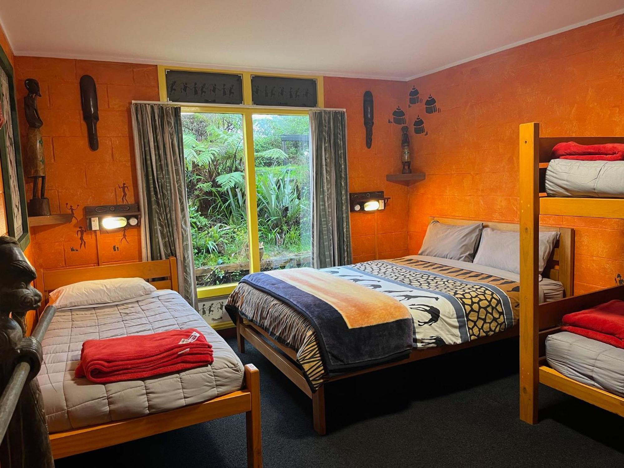 グローバル ビレッジ トラベラーズ ロッジ グレイマウス エクステリア 写真 A typical room at the lodge