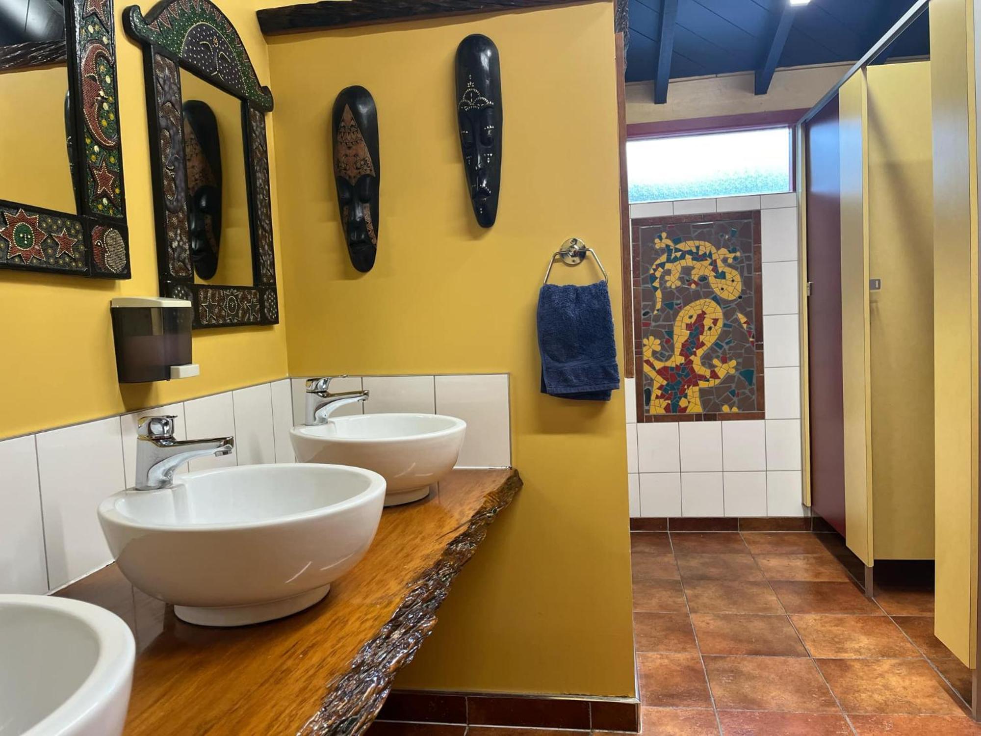 グローバル ビレッジ トラベラーズ ロッジ グレイマウス エクステリア 写真 The bathroom at the African House