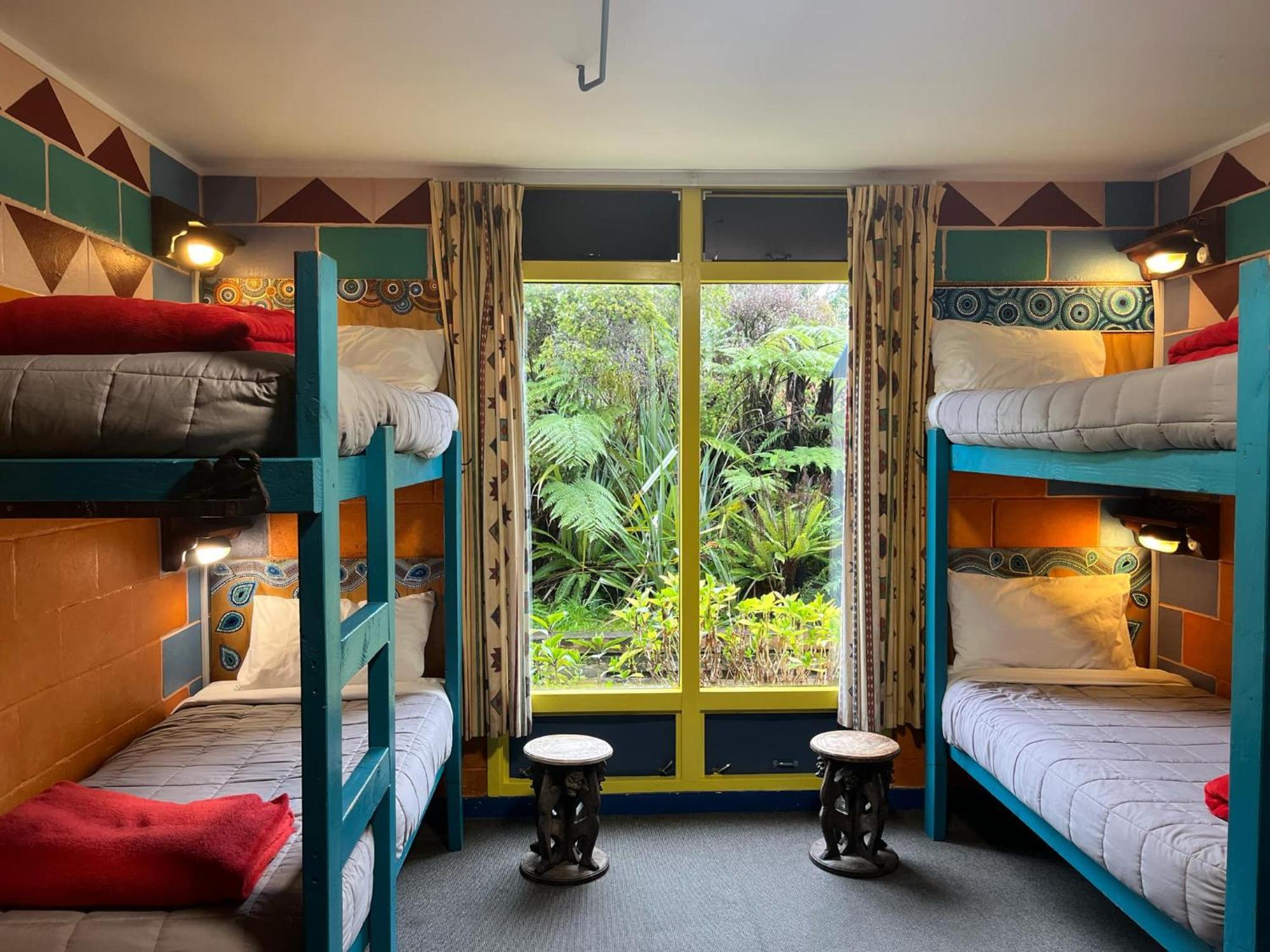グローバル ビレッジ トラベラーズ ロッジ グレイマウス エクステリア 写真 A room at the hostel