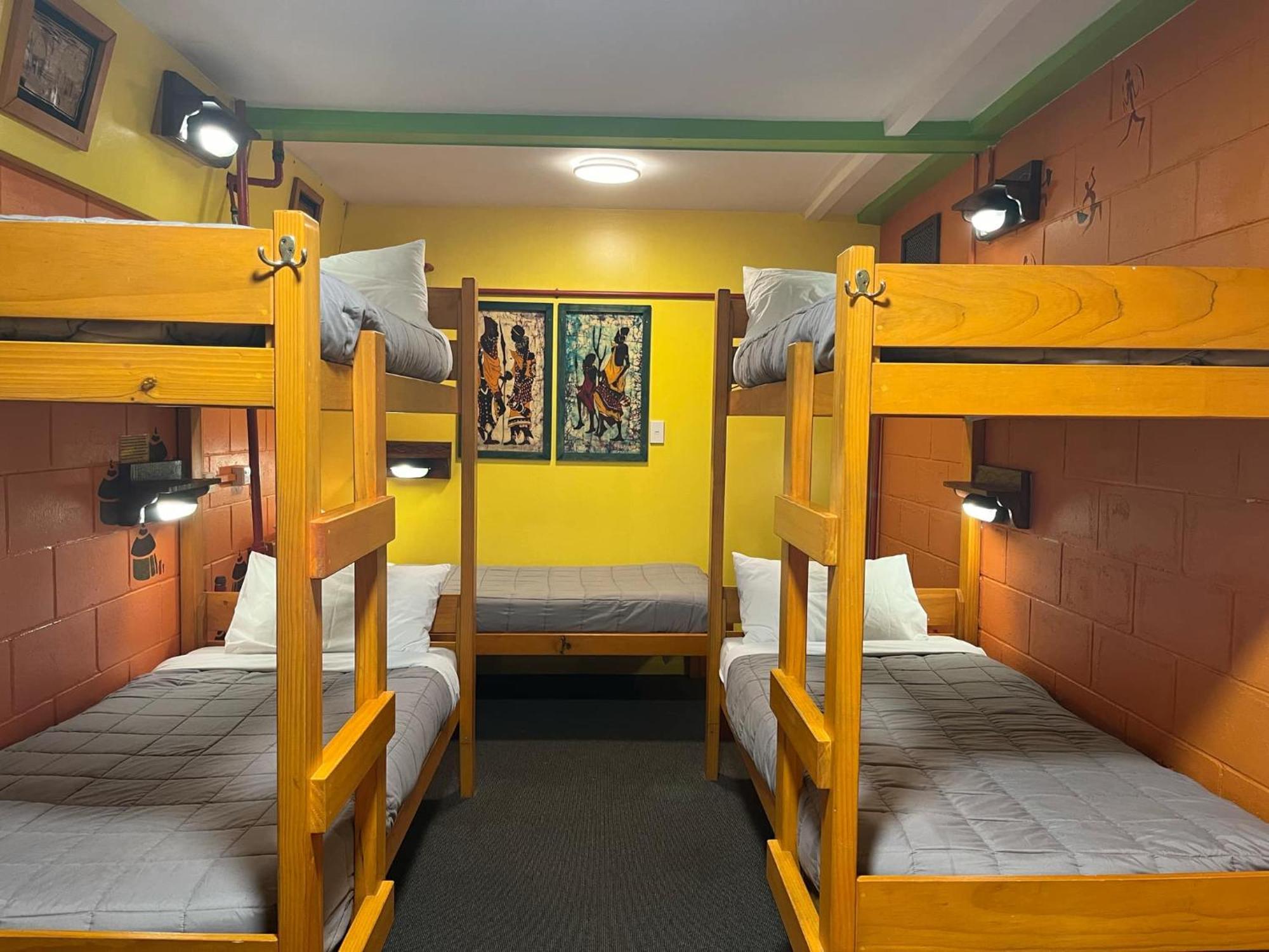 グローバル ビレッジ トラベラーズ ロッジ グレイマウス エクステリア 写真 A bunk room at a hostel in New Zealand