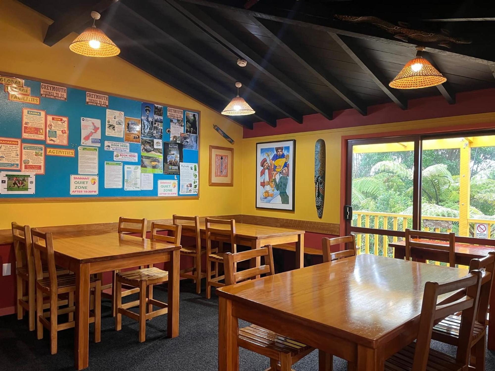 グローバル ビレッジ トラベラーズ ロッジ グレイマウス エクステリア 写真 The interior of the cafe at the centre