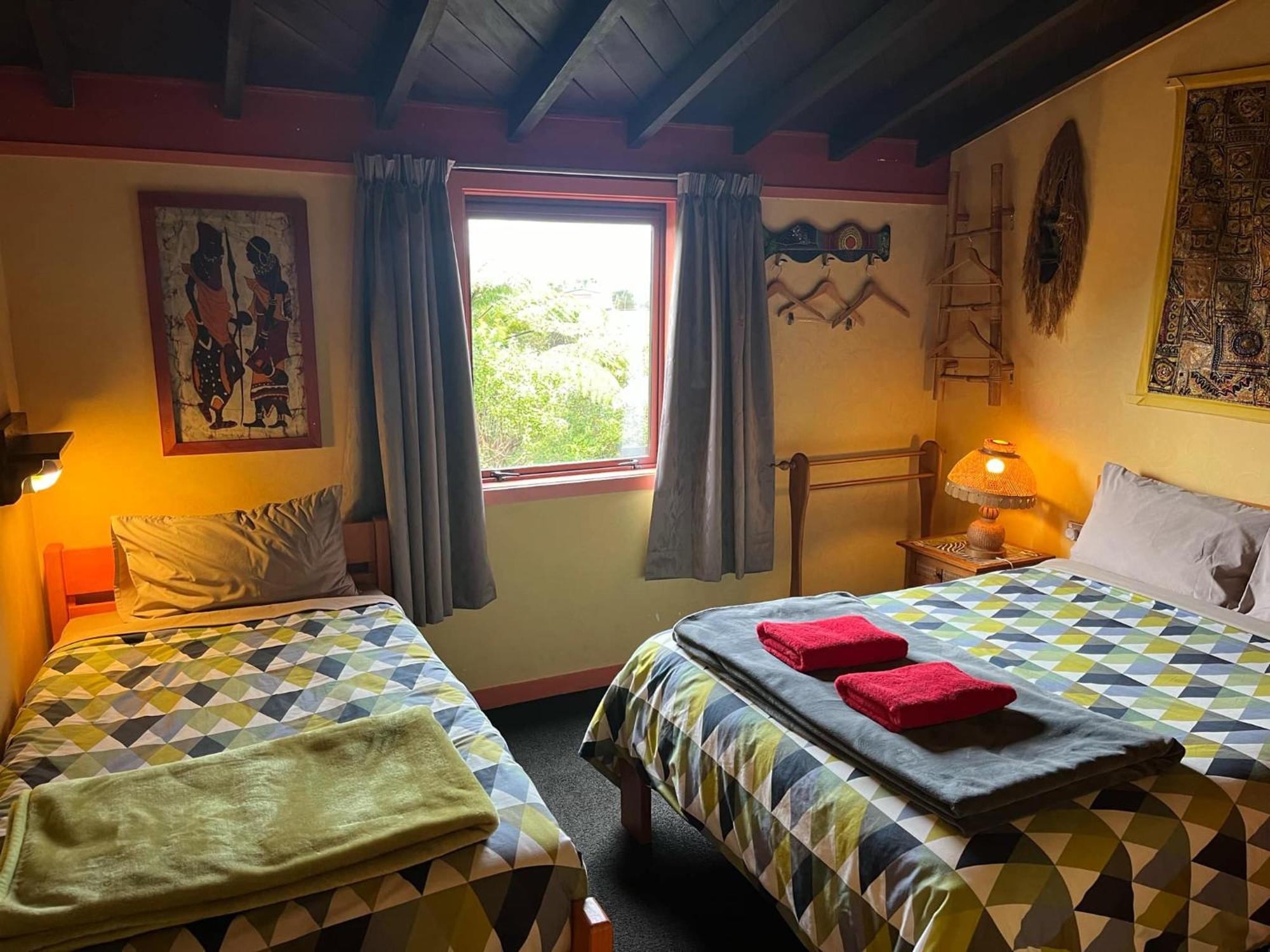 グローバル ビレッジ トラベラーズ ロッジ グレイマウス エクステリア 写真 A room at the hostel