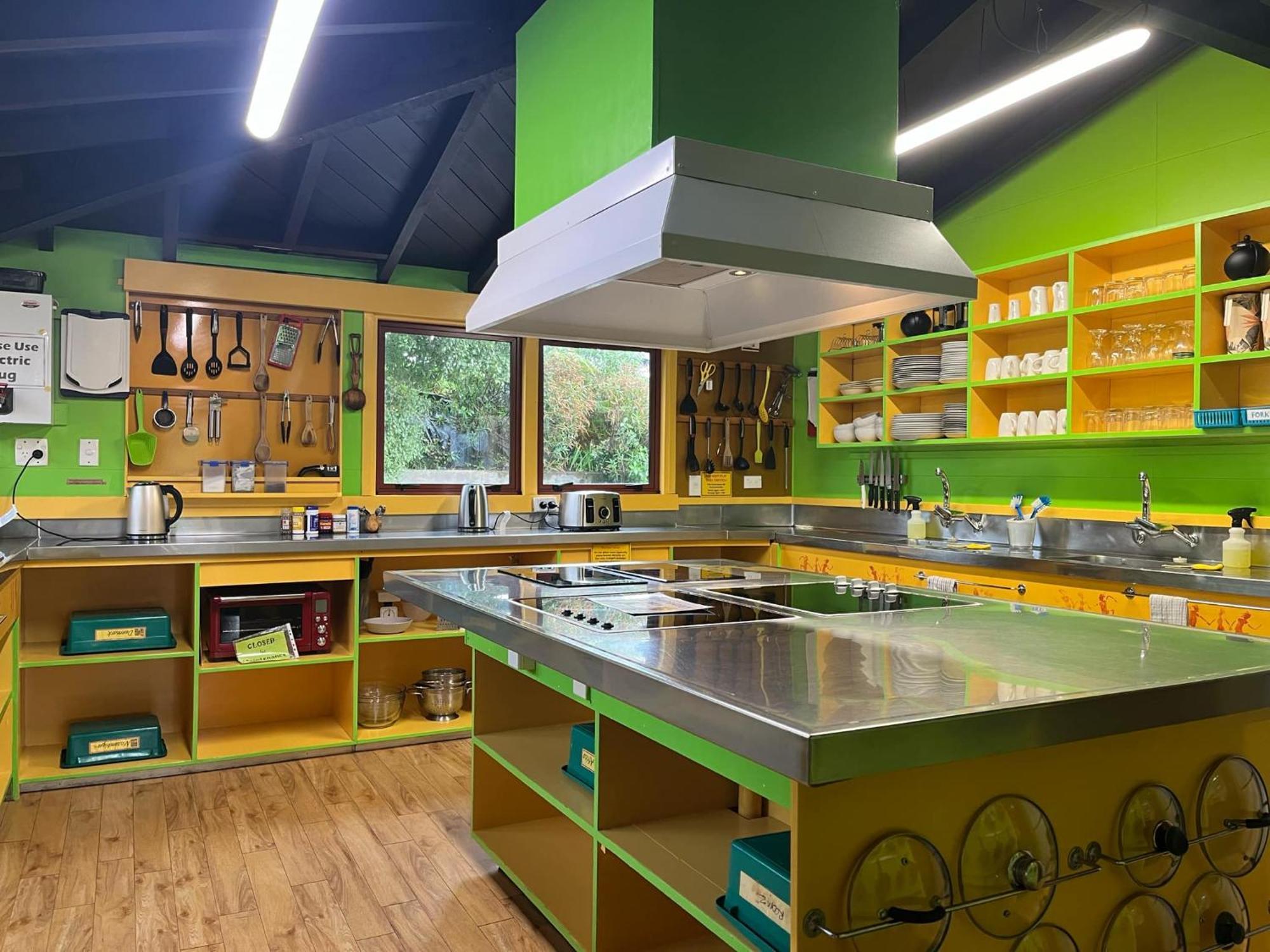 グローバル ビレッジ トラベラーズ ロッジ グレイマウス エクステリア 写真 The kitchen at the River Cottage Cookery School