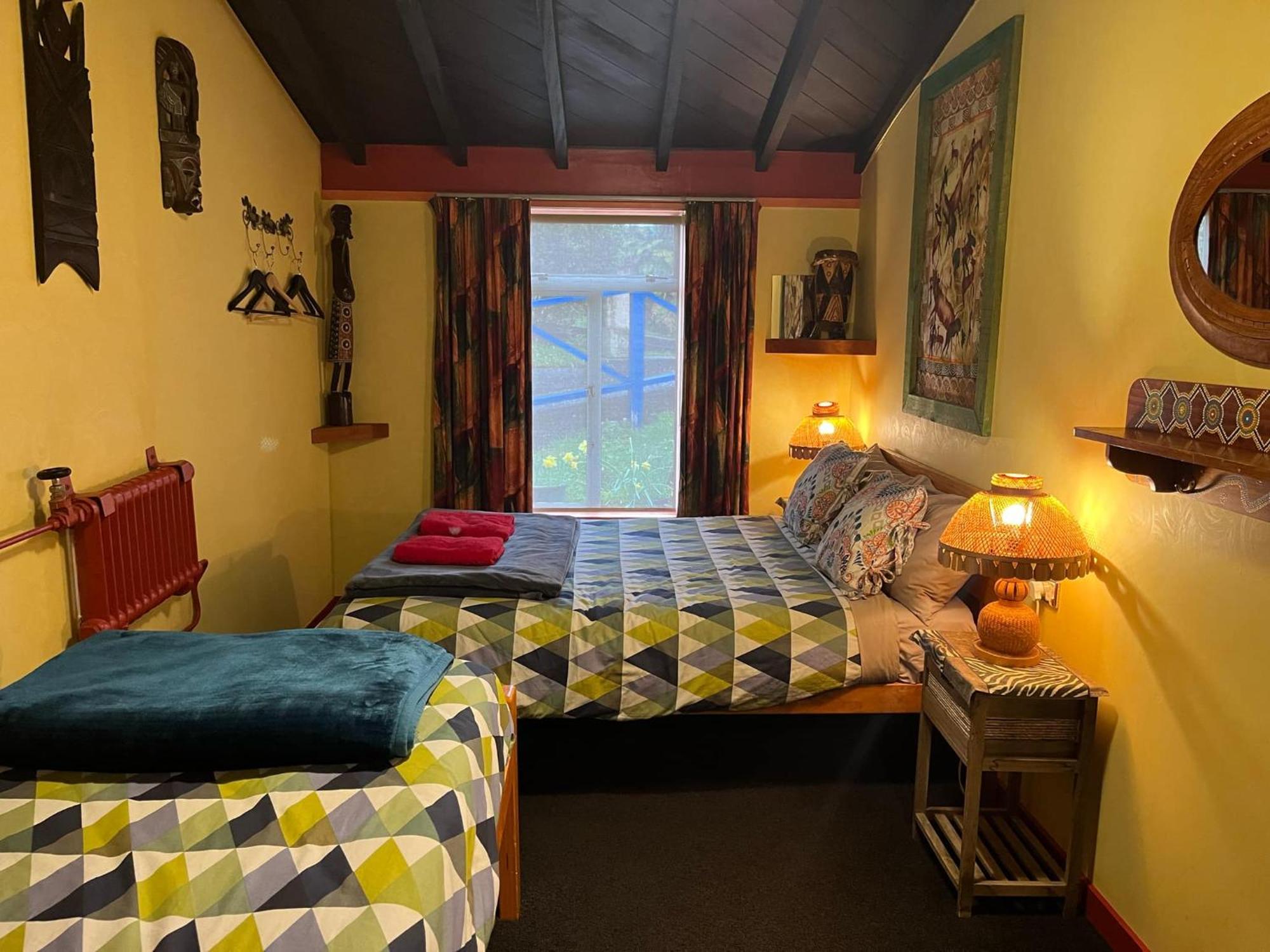 グローバル ビレッジ トラベラーズ ロッジ グレイマウス エクステリア 写真 The bedroom at the Old School House