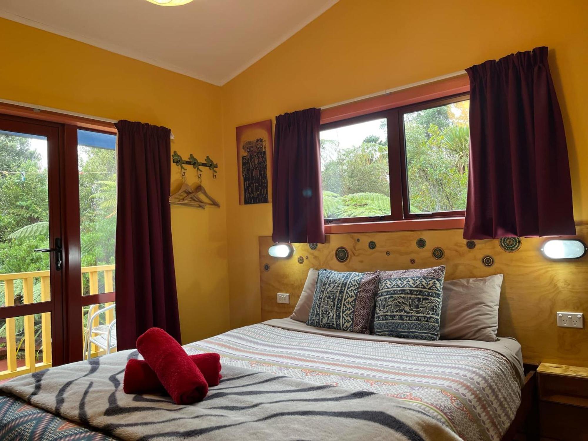 グローバル ビレッジ トラベラーズ ロッジ グレイマウス エクステリア 写真 A bedroom at the lodge