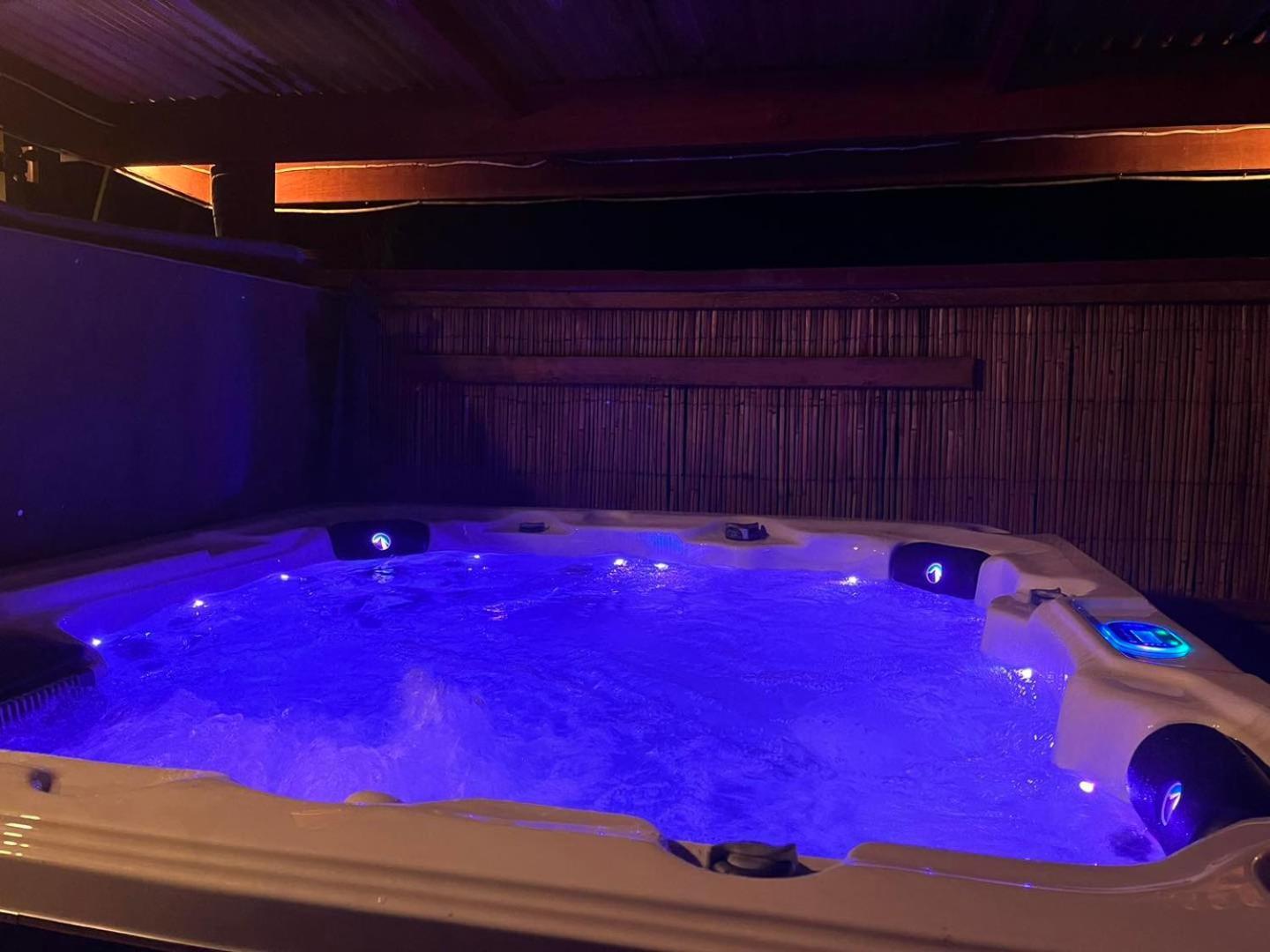 グローバル ビレッジ トラベラーズ ロッジ グレイマウス エクステリア 写真 A hot tub with blue lighting