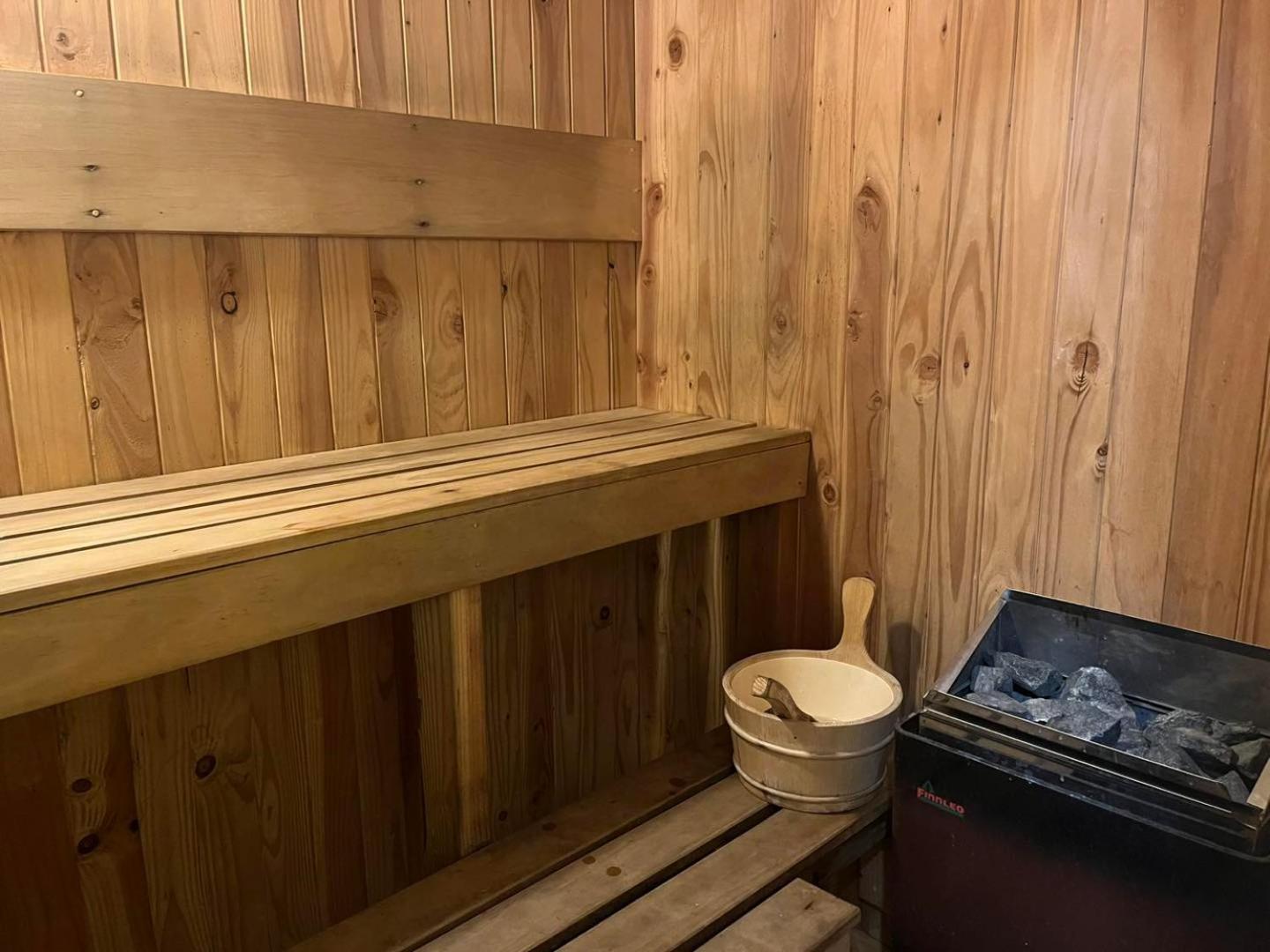 グローバル ビレッジ トラベラーズ ロッジ グレイマウス エクステリア 写真 Interior of a Finnish sauna