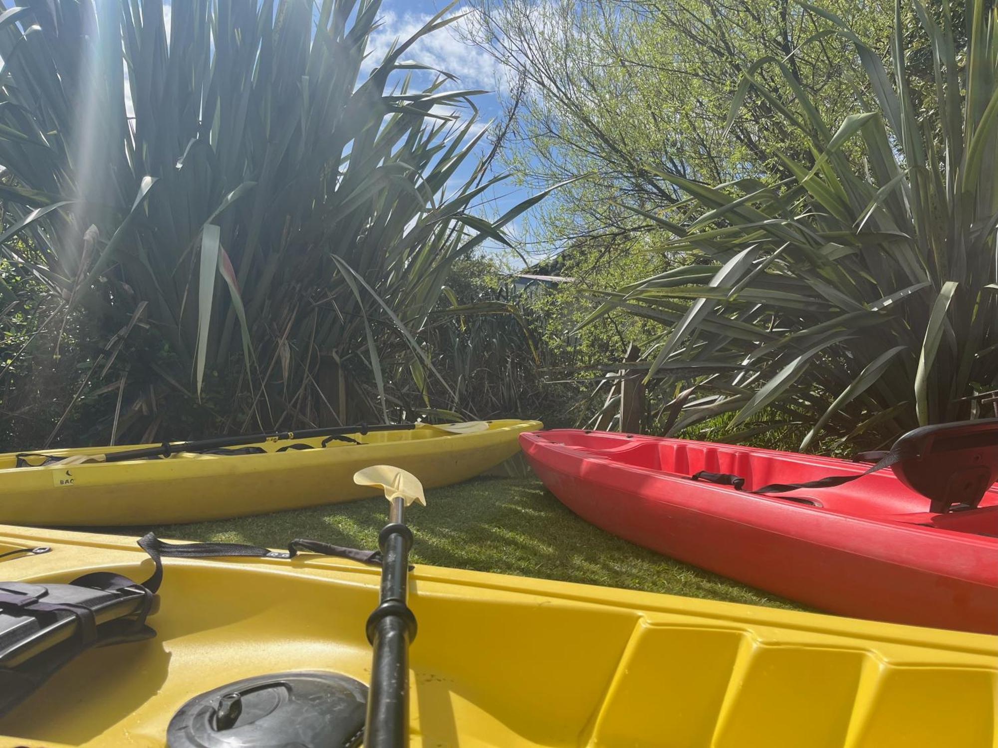 グローバル ビレッジ トラベラーズ ロッジ グレイマウス エクステリア 写真 Kayaks at the start of the trip