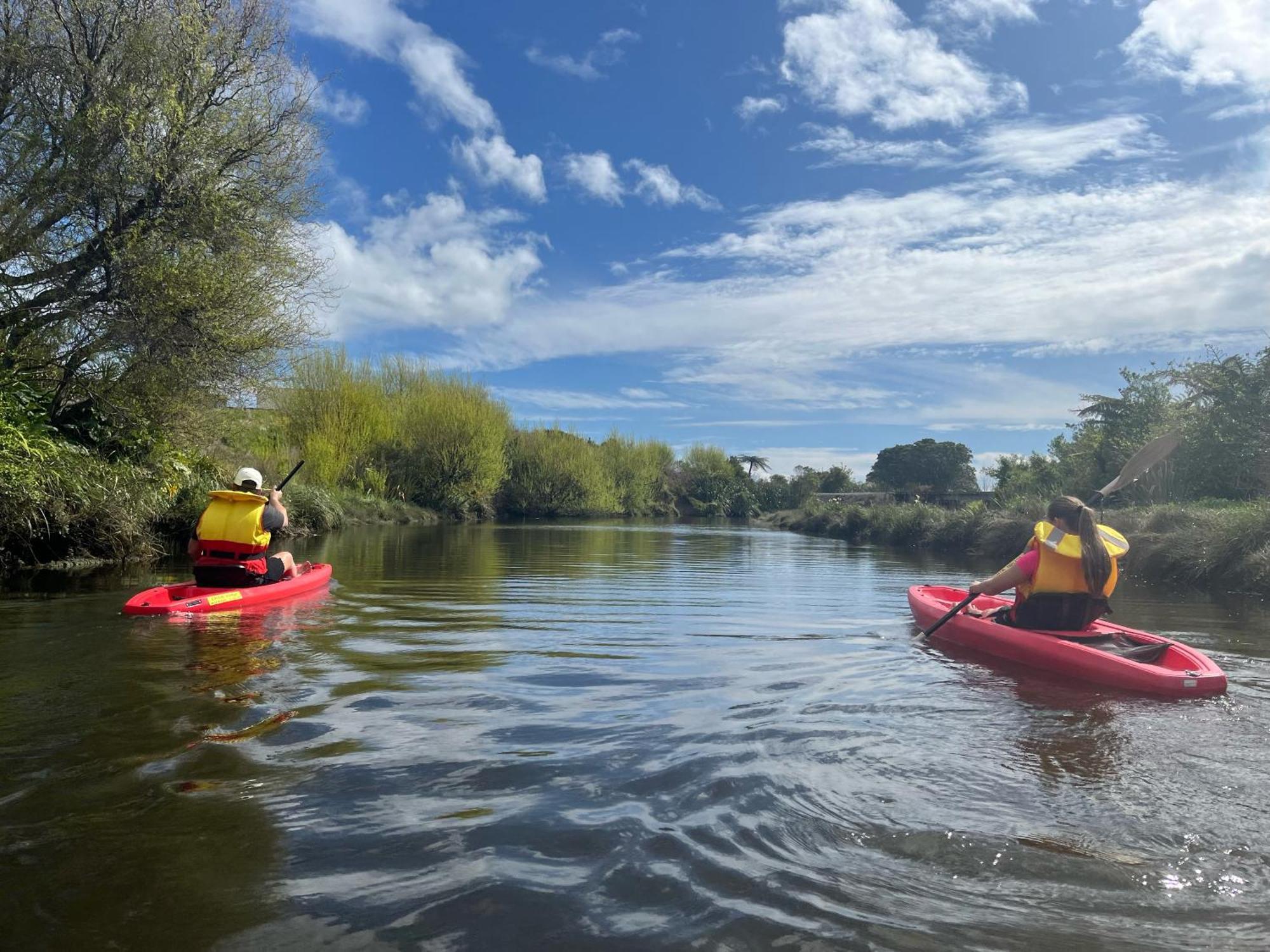 グローバル ビレッジ トラベラーズ ロッジ グレイマウス エクステリア 写真 Kayaking on the River Wye