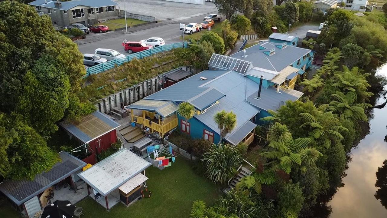 グローバル ビレッジ トラベラーズ ロッジ グレイマウス エクステリア 写真 Aerial view of the school