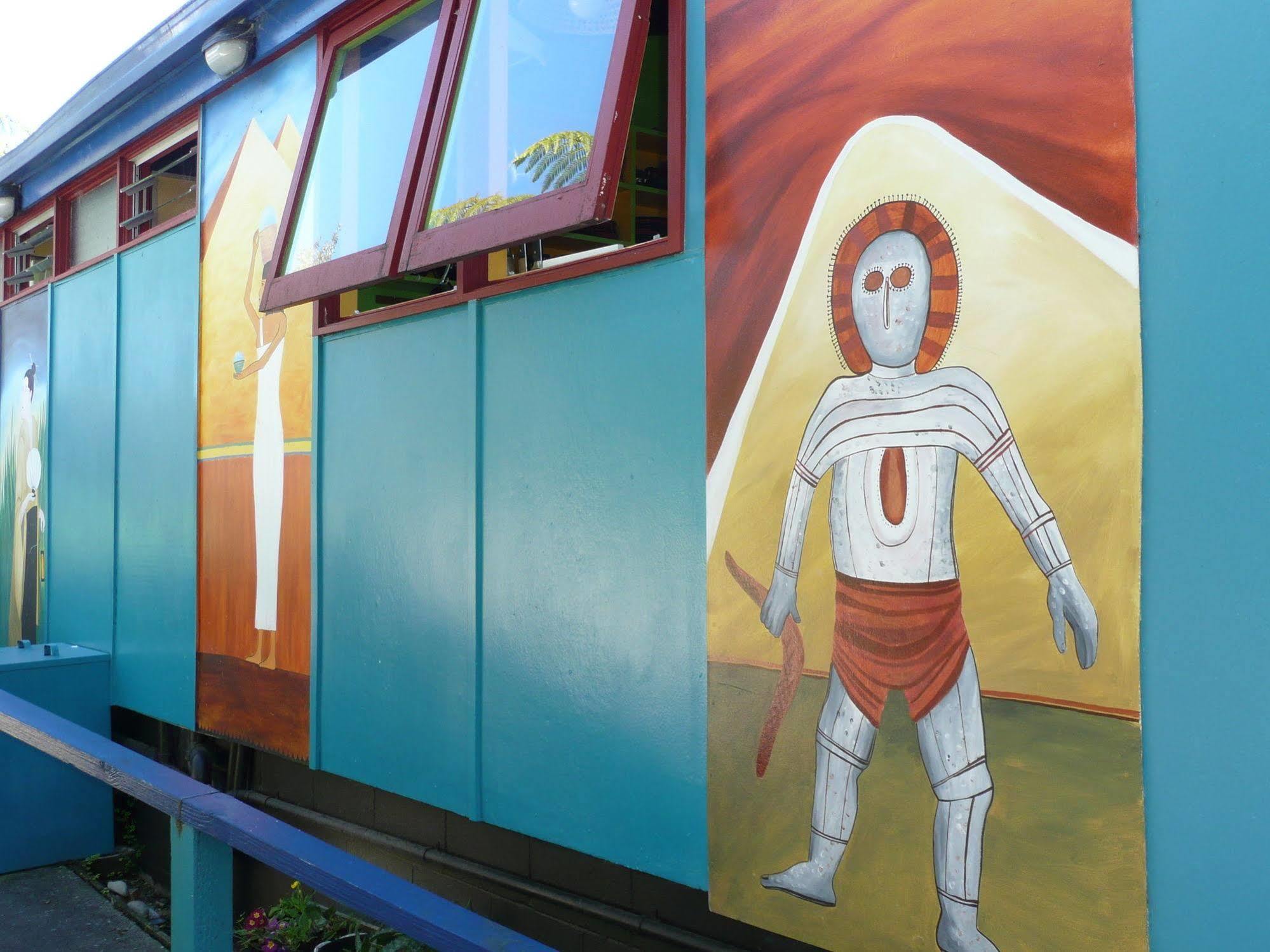 グローバル ビレッジ トラベラーズ ロッジ グレイマウス エクステリア 写真 The Tin Man, a character from The Wizard of Oz, is depicted on the side of the Tin Man Motel in Clinesville, Texas.
