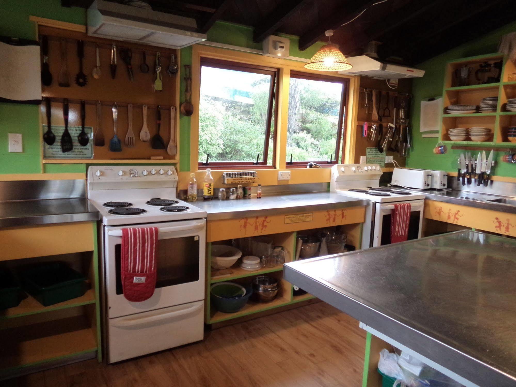 グローバル ビレッジ トラベラーズ ロッジ グレイマウス エクステリア 写真 The kitchen at the farm