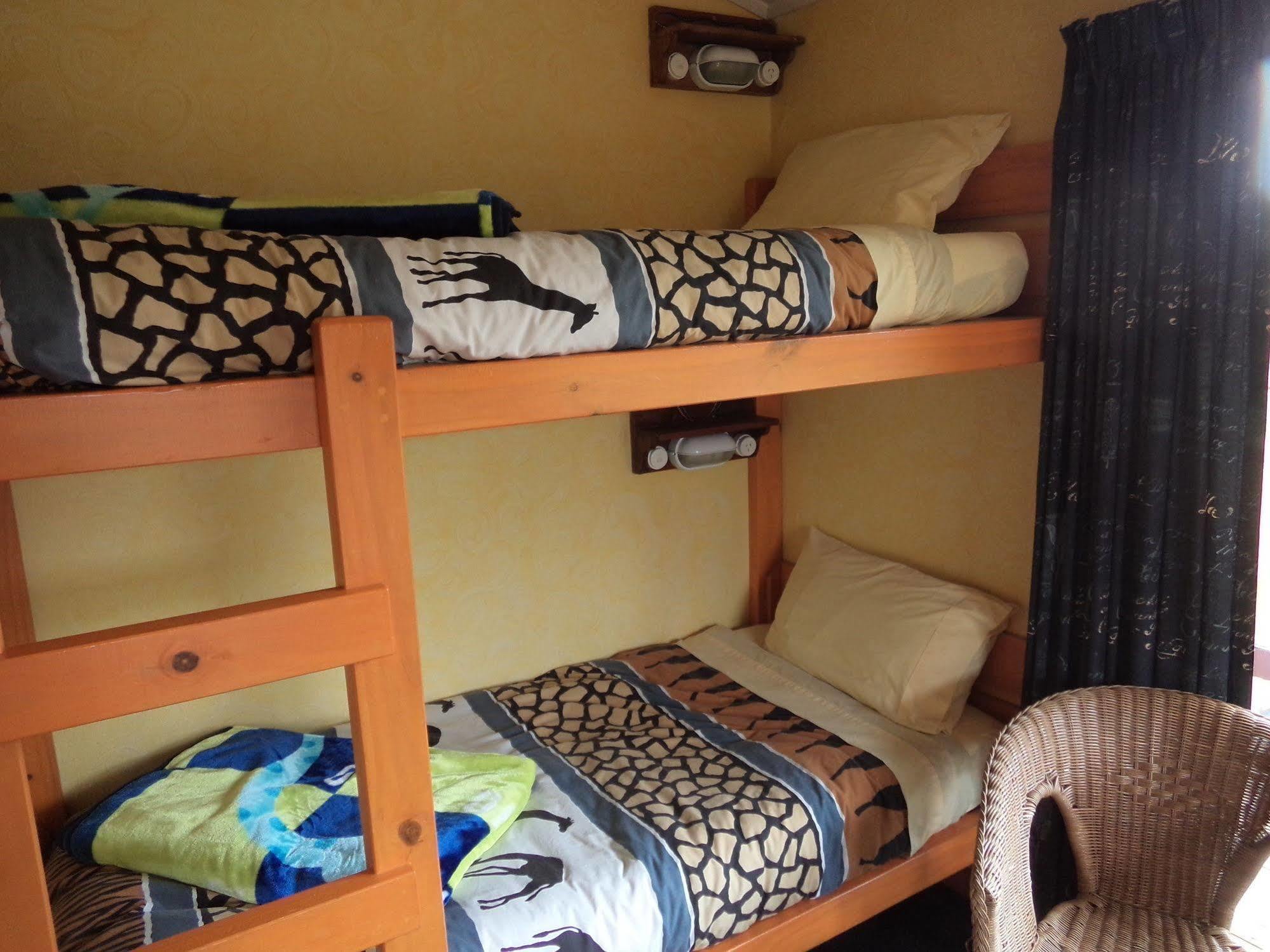 グローバル ビレッジ トラベラーズ ロッジ グレイマウス エクステリア 写真 A bunk bed