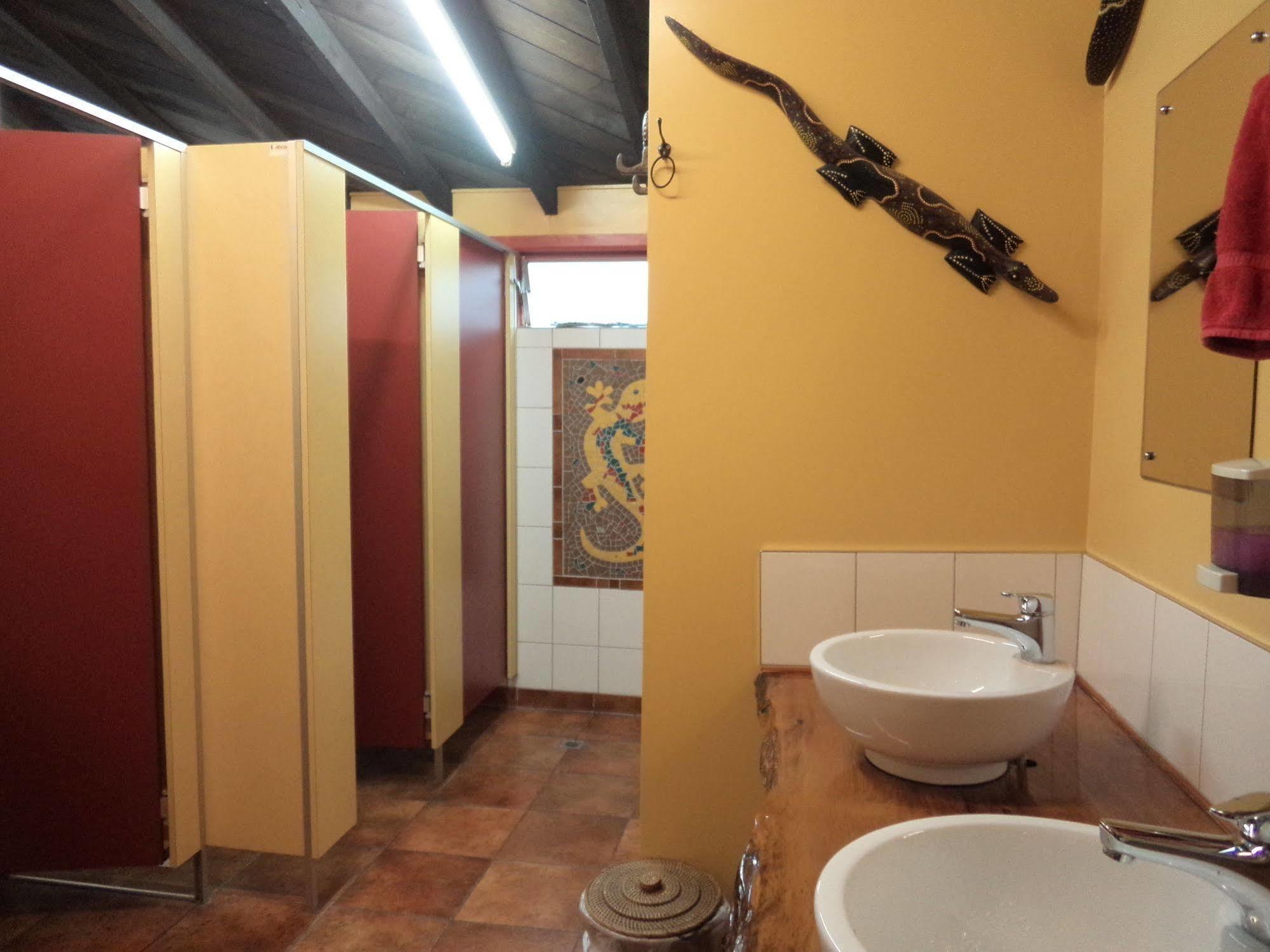グローバル ビレッジ トラベラーズ ロッジ グレイマウス エクステリア 写真 Bathroom in a hostel