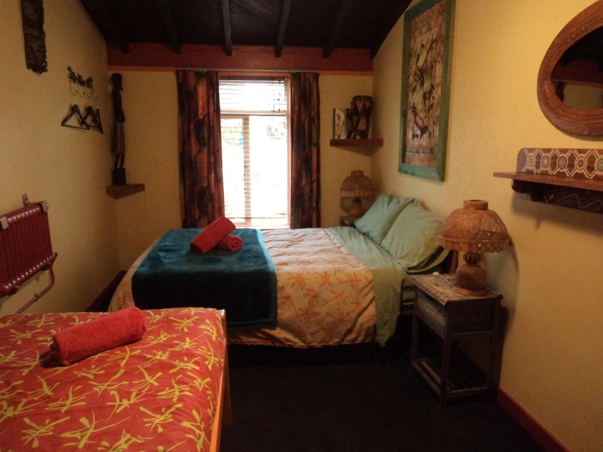 グローバル ビレッジ トラベラーズ ロッジ グレイマウス エクステリア 写真 A bedroom at the hotel