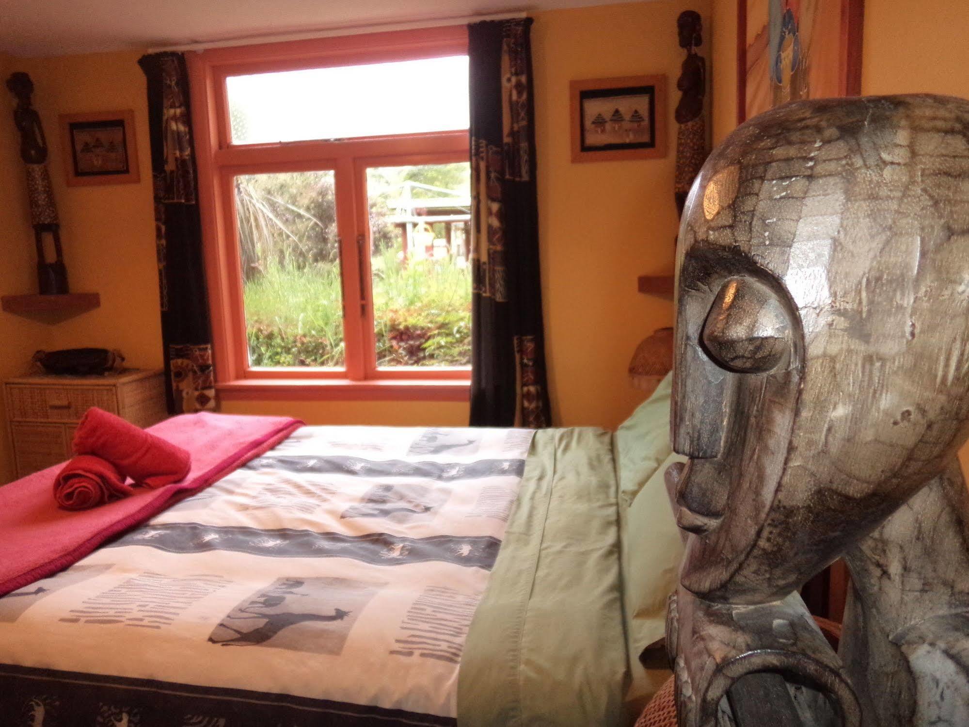 グローバル ビレッジ トラベラーズ ロッジ グレイマウス エクステリア 写真 The bedroom at the Treehouse
