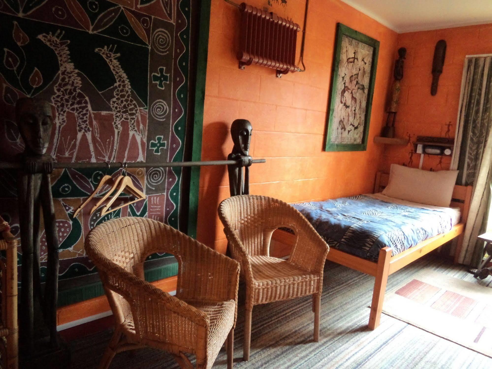 グローバル ビレッジ トラベラーズ ロッジ グレイマウス エクステリア 写真 A room at the African Queen