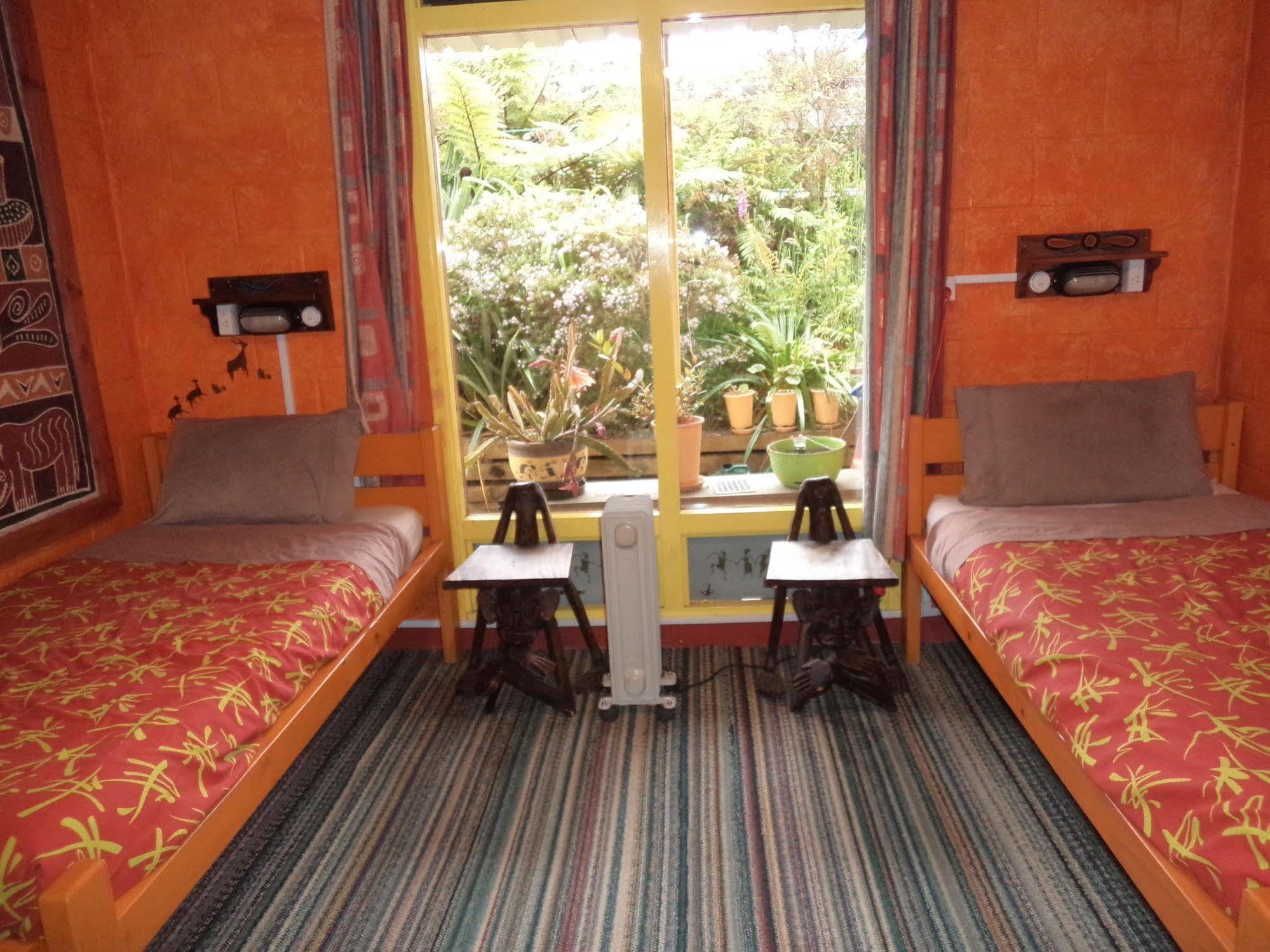 グローバル ビレッジ トラベラーズ ロッジ グレイマウス エクステリア 写真 A typical room at the hostel