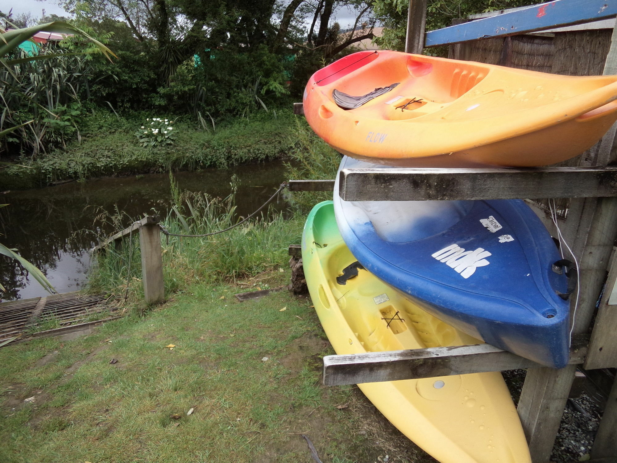 グローバル ビレッジ トラベラーズ ロッジ グレイマウス エクステリア 写真 Kayaks at the start of the trip at the boat ramp at the end of the road